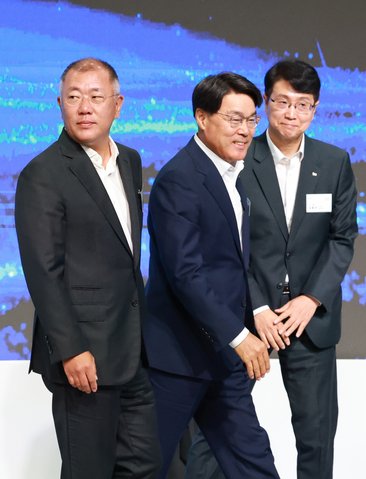 14일 서울 용산구 하얏트호텔에서 열린 '코리아 H2 비즈니스 서밋'에 참석한 정의선 현대차그룹 회장(왼쪽)과 최정우 포스코그룹 회장이 기념촬영을 마친 뒤 행사장을 나서고 있다. [연합]