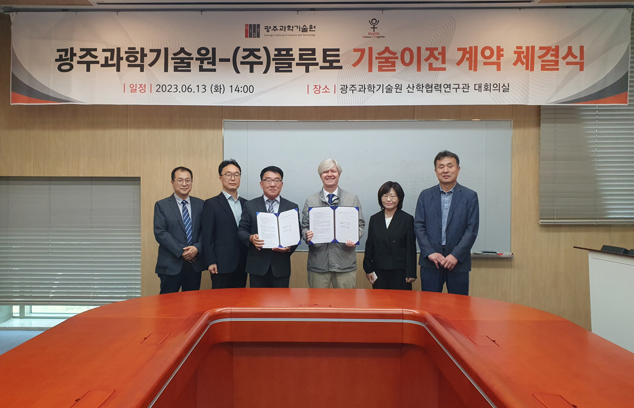 기술이전 협약식 후 참석자들이 기념 촬영을 하고 있다.[지스트 제공]