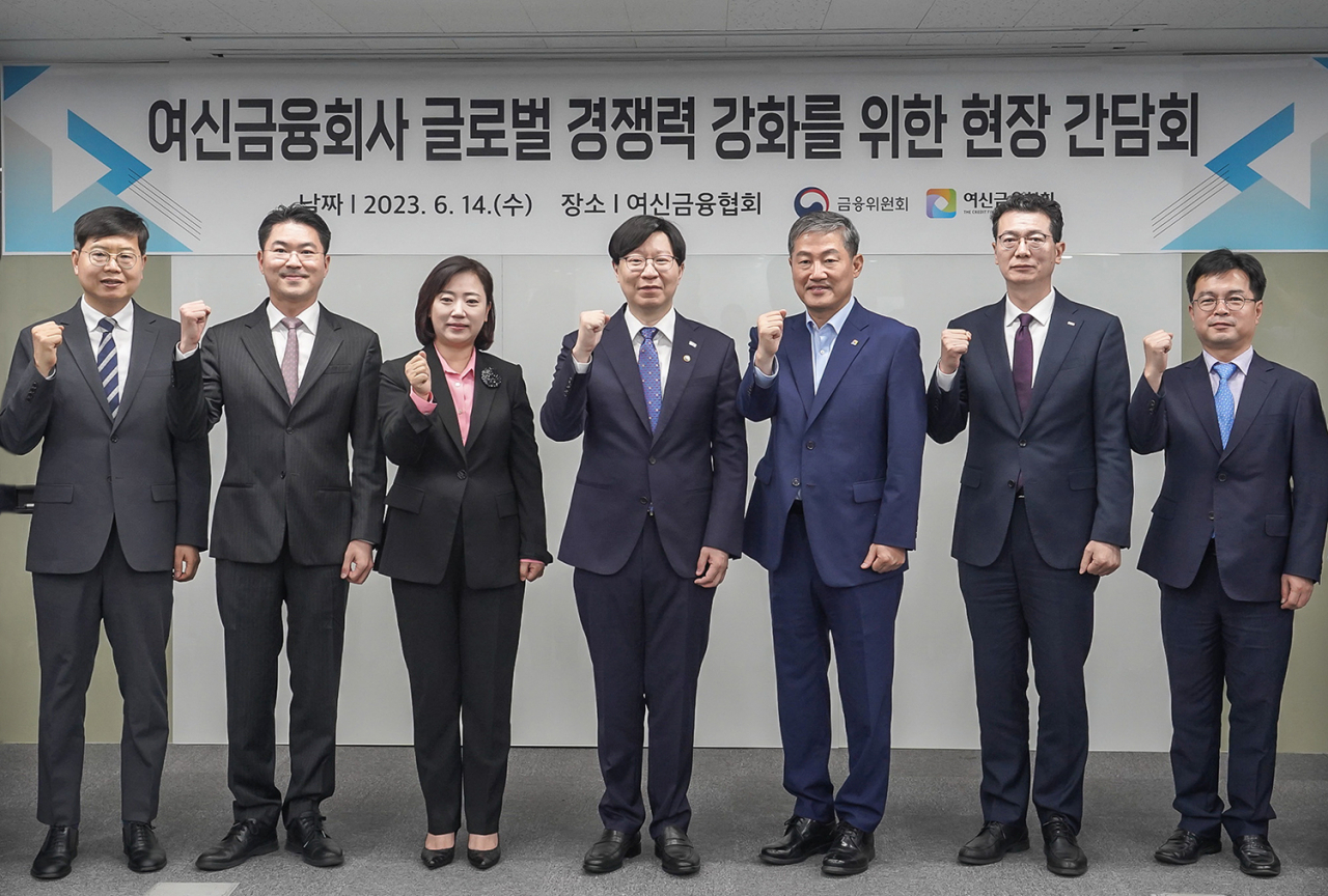 BC카드가 14일 오전 서울 을지로 여신금융협회에서 금융위원회 주재 ‘여신전문금융회사 글로벌 진출 활성화 간담회’에 해외진출 성공사례 주요 발표사로 참여했다. 우상현(왼쪽에서 첫 번째) BC카드 부사장, 김소영(네 번째) 금융위원회 부위원장, 정완규(다섯번째) 여신협회장이 기념촬영을 하고 있다.[BC카드 제공]