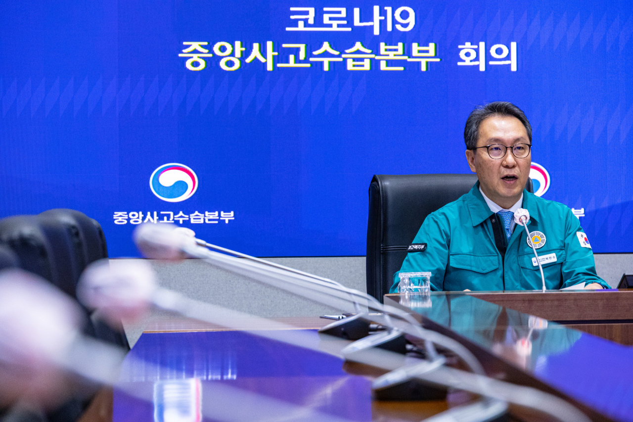 코로나19 중앙사고수습본부 부본부장인 박민수 보건복지부 제2차관이 14일 오전 서울 종로구 정부서울청사 내 행정안전부 상황센터에서 열린 코로나19 중앙사고수습본부 회의에 참석해 코로나19 감염 상황에 대해 말하고 있다. 이날 회의는 지난 1일 코로나19 감염병 위기경보 단계가 '심각'에서 '경계'로 하향되고, 코로나19 중앙재난안전대책본부 운영이 종료된 후 처음 개최된 중수본 회의다. [연합]