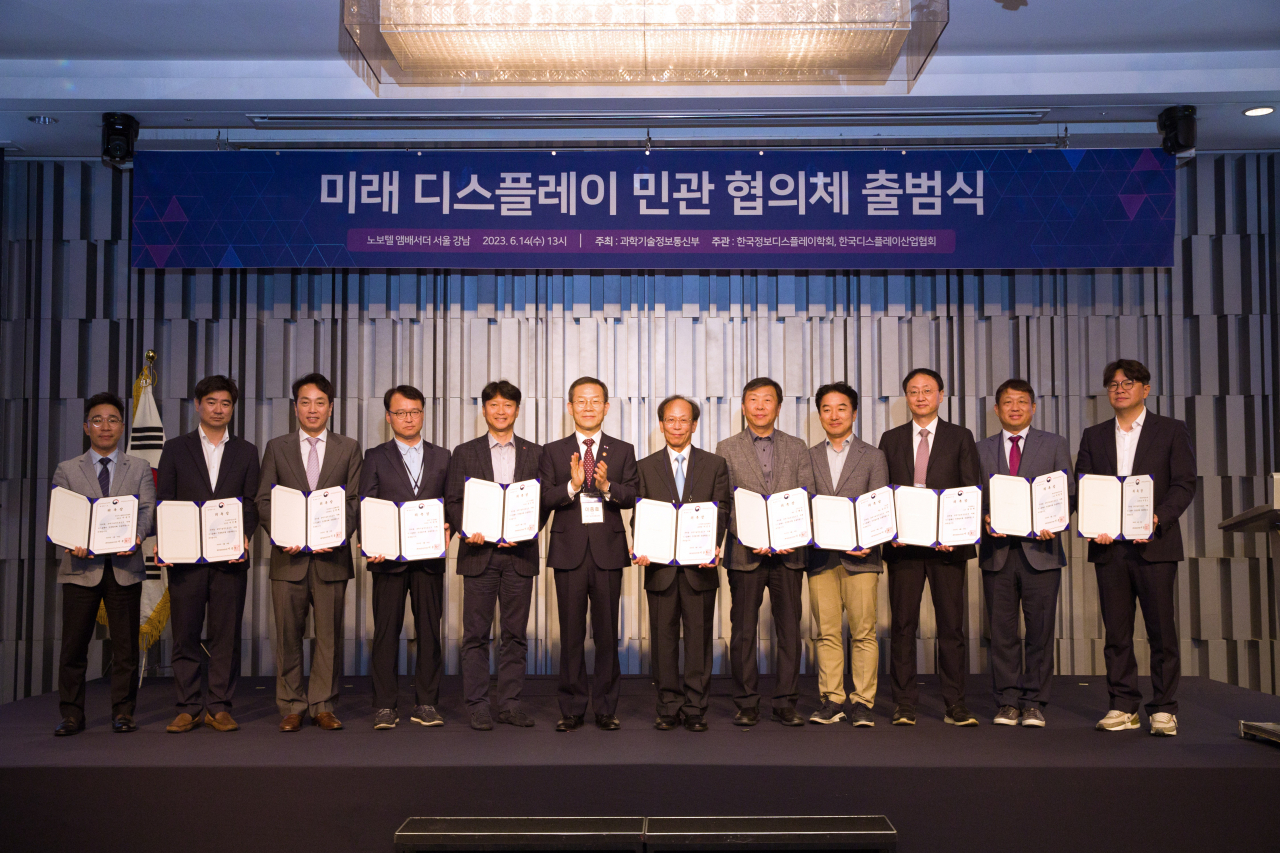 이종호 과학기술정보통신부 장관이 14일 오후 서울 강남구 노보텔앰배서더호텔에서 열린'미래 디스플레이 민관협의체 출범식' 에서 이신두 미래 디스플레이 민관협의체 총괄위원회 위원장 및 위원들과 기념촬영 하고 있다.[과기정통부 제공]