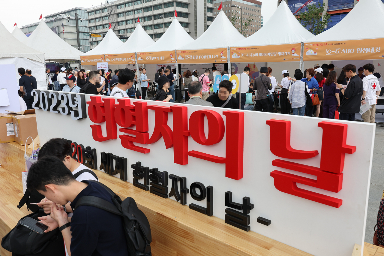 14일 오후 서울 광화문광장에서 열린 2023년 헌혈자의 날 행사에서 시민들이 부스를 체험하고 있다. [연합]