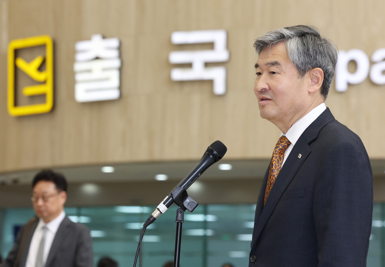 조태용 대통령실 국가안보실장이 14일 김포국제공항을 통해 출국하기에 앞서 취재진의 질문에 답하고 있다. 조 실장은 한미일 안보실장 회의 참석차 일본 도쿄로 출국했다. [연합]