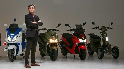 세븐모빌리티 송영봉 대표와 고성능 전기이륜차 'SM1' 모델들. [세븐모빌리티 제공]