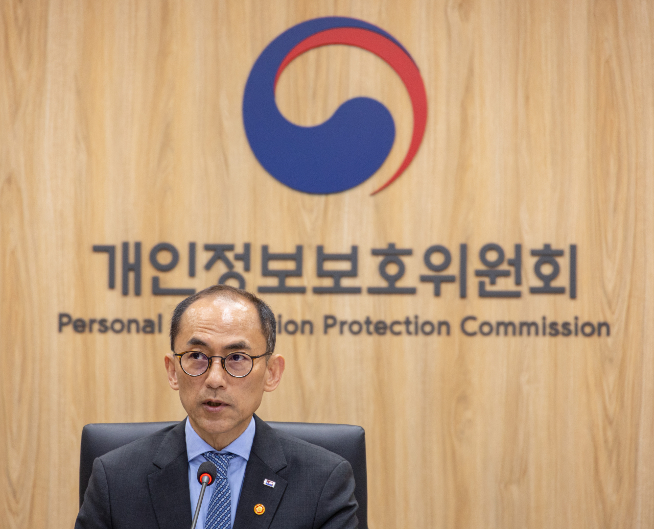 고학수 개인정보보호위원회 위원장이 14일 오전 서울 종로구 정부서울청사에서 열린 제10차 전체 회의에 참석해 처리 안건을 설명하고 있다. 연합뉴스