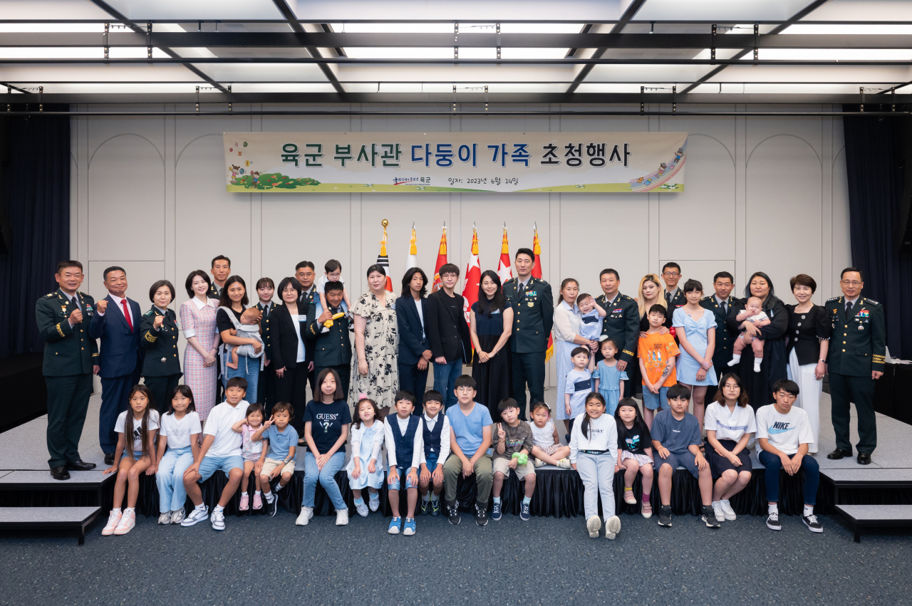 14일 육군호텔(ROKAUS)에서 열린 '육군 부사관 다둥이 가족 초청행사'에서 박정환 육군참모총장(뒷줄 오른쪽)과 배우 이영애 씨(뒷줄 왼쪽에서 네번째)를 비롯한 참석자들이 기념사진을 촬영하고 있다.[육군제공]