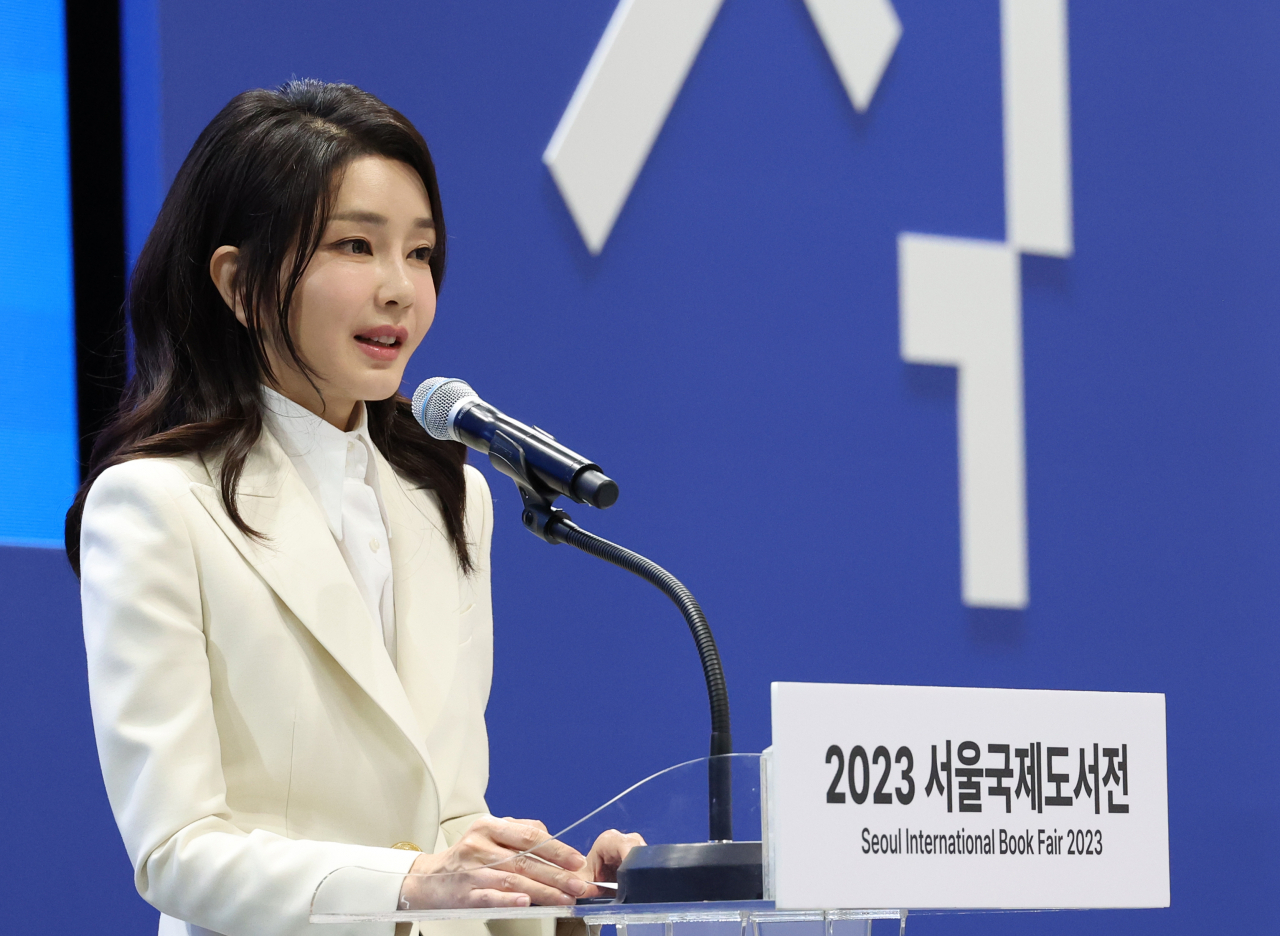 김건희 여사가 14일 서울 강남구 코엑스에서 열린 서울국제도서전 개막식에서 축사하고 있다. [연합]