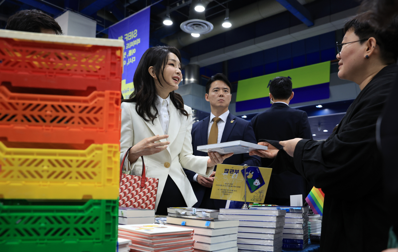김건희 여사가 14일 서울 강남구 코엑스에서 개막한 서울국제도서전에서 전시장을 관람하고 있다. [연합]