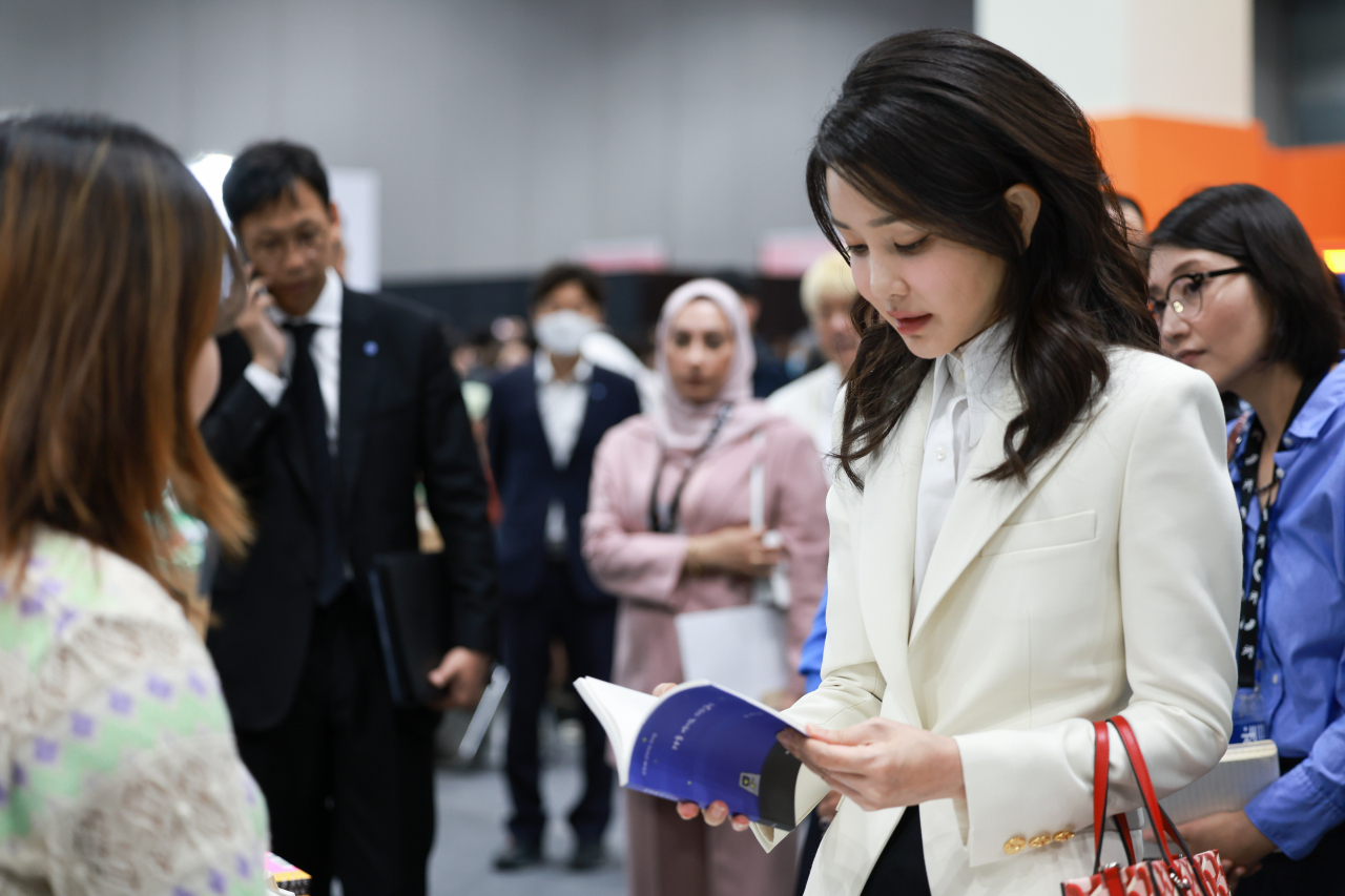 김건희 여사가 14일 서울 강남구 코엑스에서 개막한 서울국제도서전에서 전시장을 관람하고 있다. [연합]