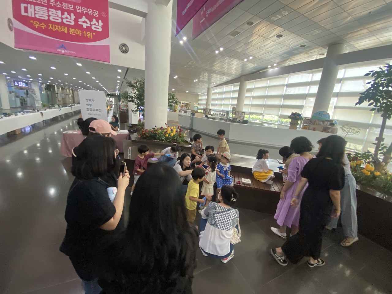 보육 공백 사태가 빚어진 세종시 A국공립 어린이집 부모들이 14일 자녀들과 함께 세종시청을 항의 방문했다. [세종 국공립어린이집 학부모 제공]