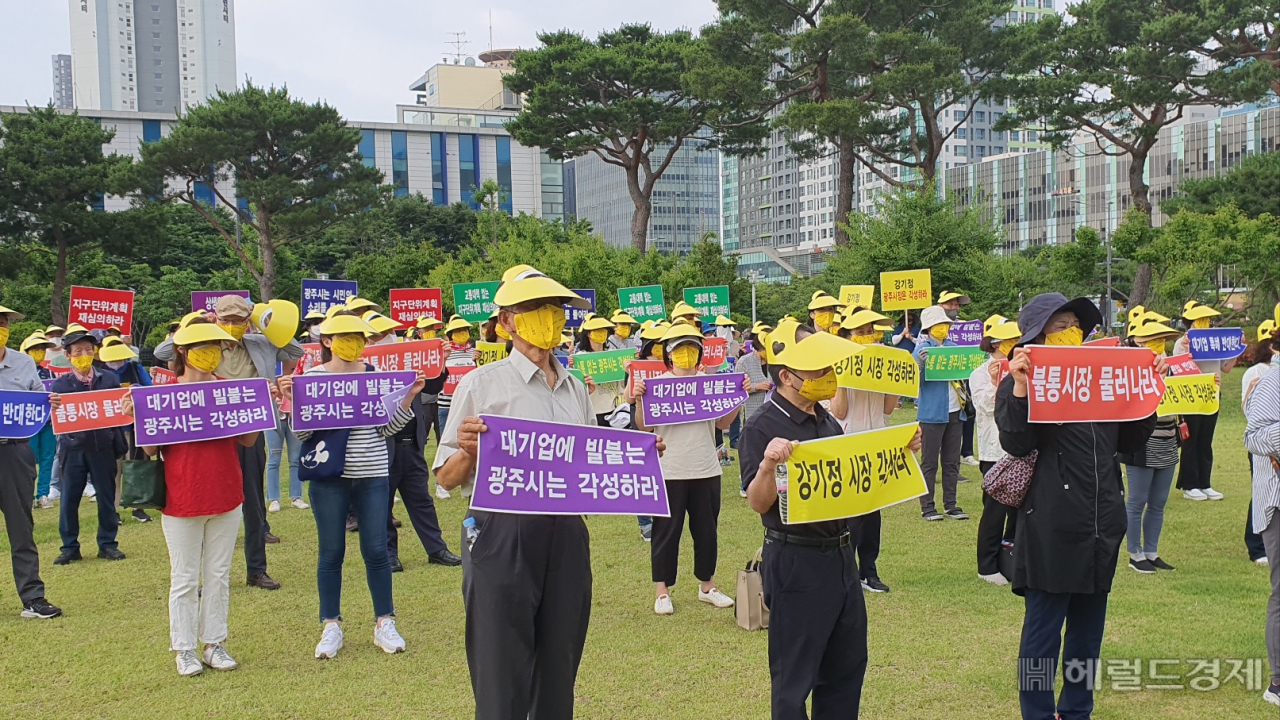 14일 오전 광주시청앞 광장에는 200명의 상인들이 속속 집결했다.
