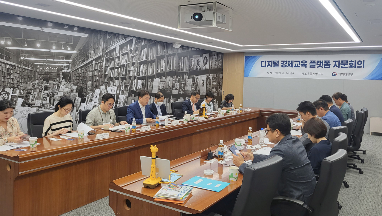 기획재정부는 14일 에듀테크 기업인 웅진씽크빅을 방문해 인공지능을 활용한 교육 사례를 참관하고, 홍두선 기획조정실장(왼쪽에서 여섯 번째) 주재로 제1차 디지털 경제교육 플랫폼 자문회의를 개최했다.[기획재정부 제공]