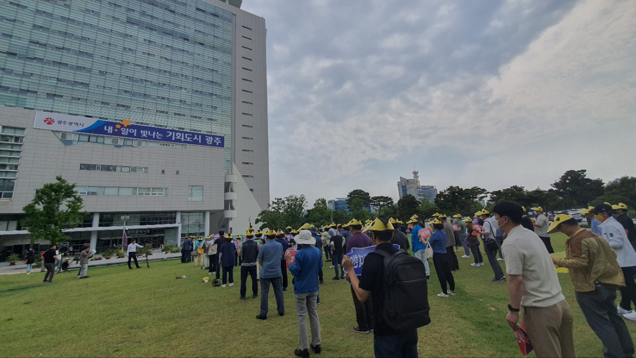 광주신세계백화점 신축 및 확장 사업을 놓고 금호월드 등 인근상인들이 광주시청에 집결에 시위에 나섰다. 서인주 기자