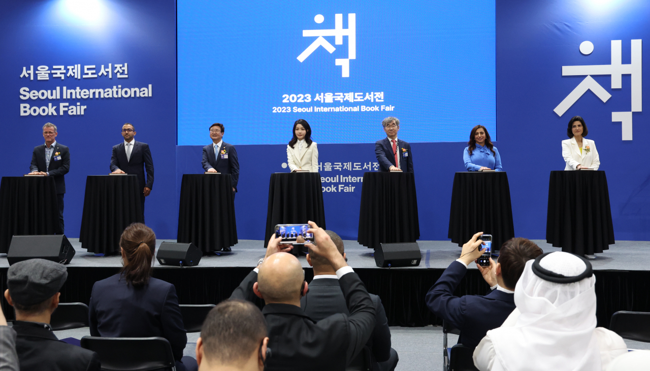 (From left) Canadian novelist Yann Martel, Sheikh Fahim Al Qasimi, chief of the Department of Government Relations in Sharjah, Culture Minister Park Bo-gyoon, South Korean first lady Kim Keon Hee, Korean Publisher Association President Yoon Chul-ho, the Sharjah Book Authority Chairman Sheikha Bodour Al Qasimi and International Publishers Association President Karine Pansa attend the opening ceremony on Wednesday. (Yonhap)