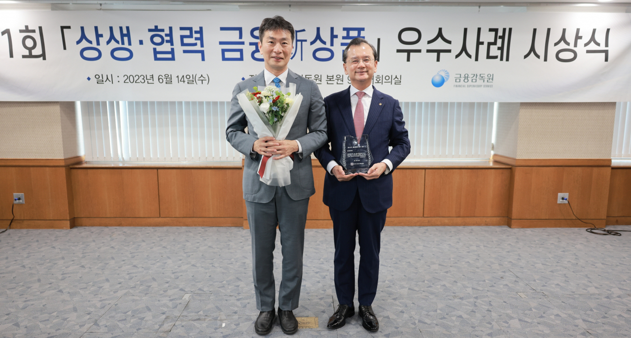 여승주 한화생명 대표이사(오른쪽)와 이복현 금융감독원장이 14일 오전 금융감독원에서 ‘제1회 상생·협력 금융新상품 우수사례 시상식’에 참석해 기념촬영을 하고 있다. [한화생명 제공]