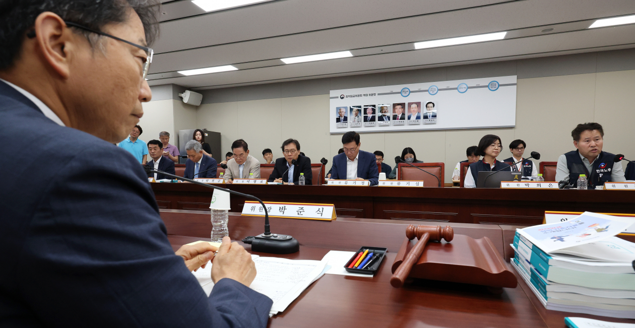 13일 오후 세종시 정부세종청사 최저임금위원회 회의실에서 열린 제4차 전원회의에서 사용자, 근로자, 공익위원들이 각각 발언하고 있다. 왼쪽은 박준식 최저임금위원회 위원장. [연합]