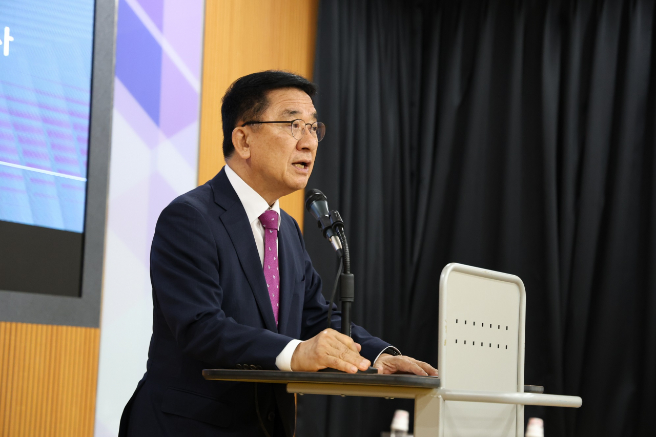 문헌일 구로구청장이 13일 구로차량기지 이전 추진 관련 주민설명회에서 발언하고 있다. [구로구 제공]