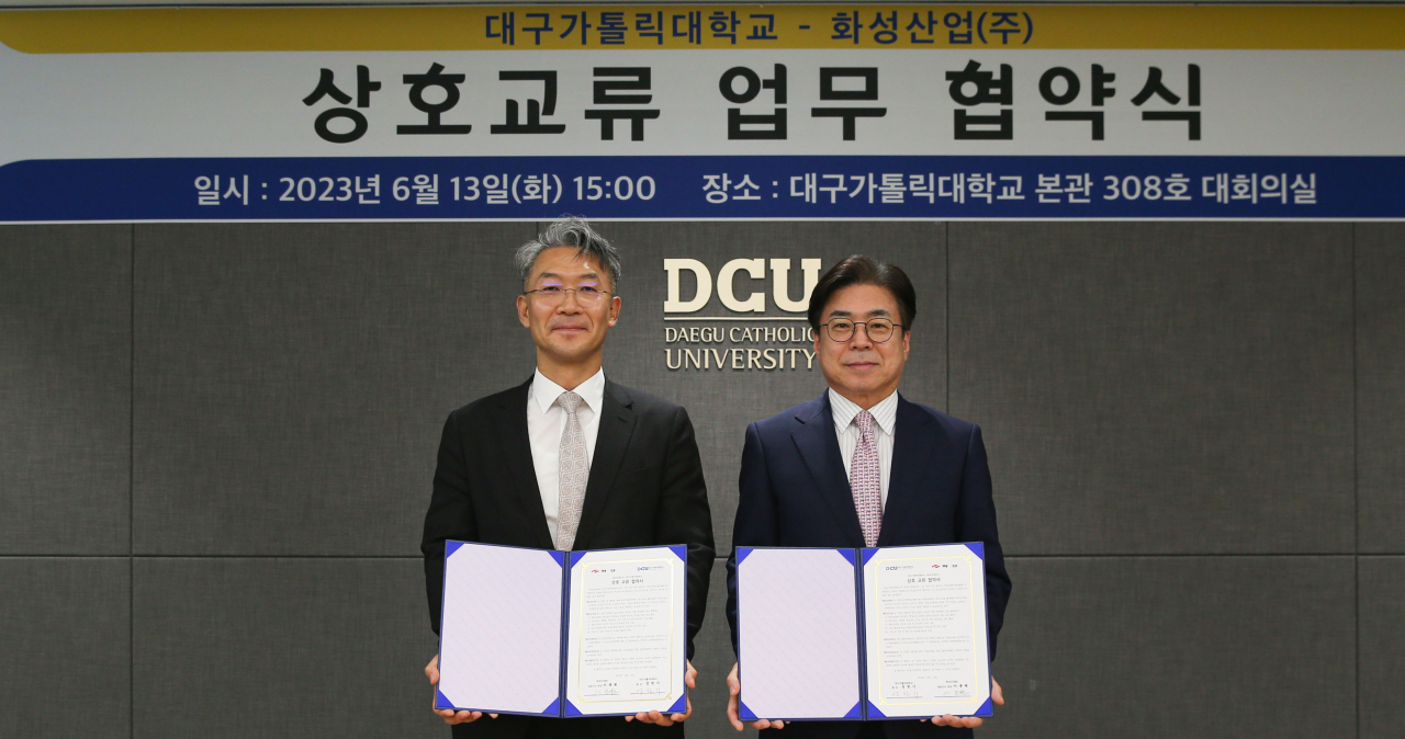 이종원 화성산업(주) 회장(사wls 왼쪽}과 성한기 대구가톨릭대 총창이 협약 체결 후 기념 촬영을 하고 있다.[대구가톨릭대 제공]