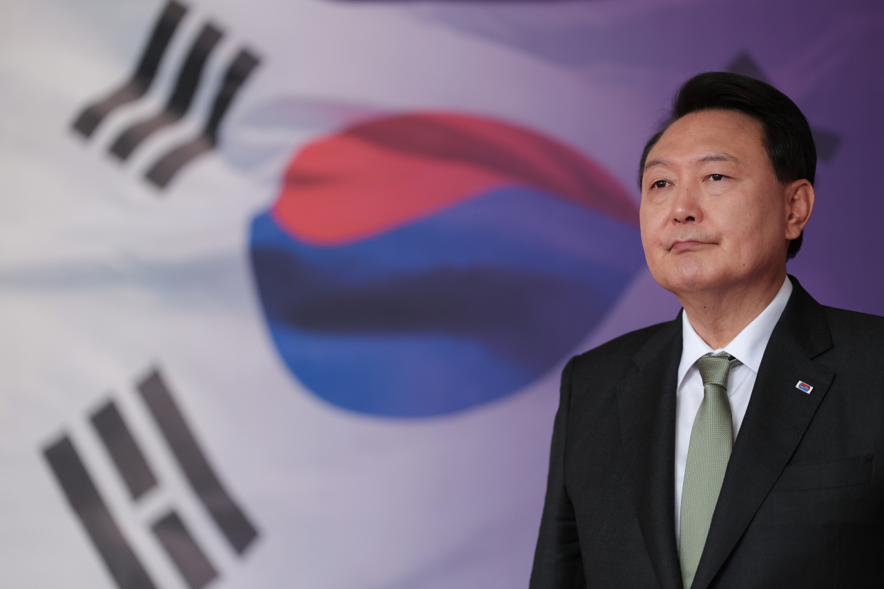 윤석열 대통령이 14일 청와대 영빈관에서 열린 국가유공자 및 보훈가족 초청 오찬에서 참석자들을 영접하기 위해 대기하고 있다. [연합]