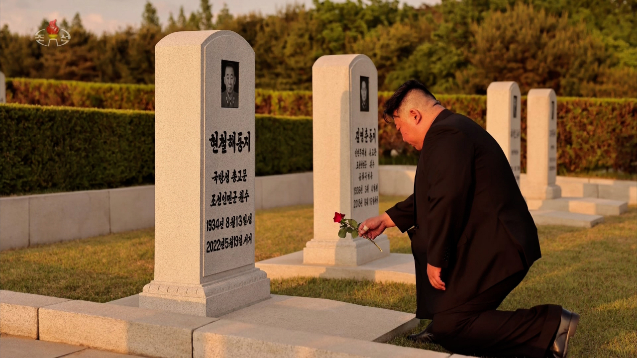 북한 김정은 국무위원장이 지난 19일 현철해 사망 1주기를 맞아 신미리애국열사릉을 찾았다고 조선중앙TV가 20일 보도했다. [조선중앙TV 화면/연합]