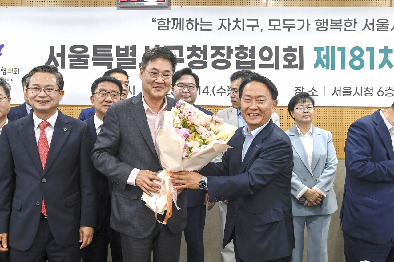 서울시구청장협의회는 전날 열린 정기회의에서 민선8기 2차년도 협의회장에 정문헌 종로구청장이 선출됐다고 15일 밝혔다. [서울시구청장협의회 제공]