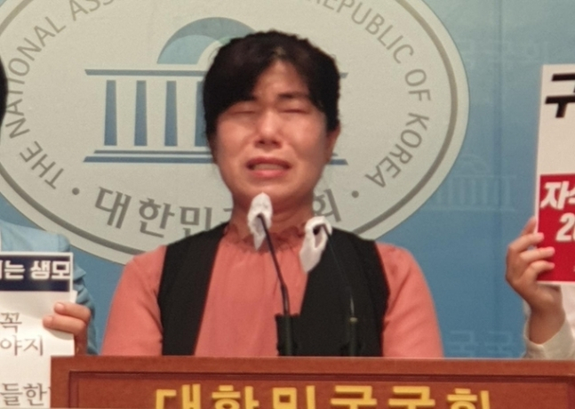 약 2년 전 거제도 앞바다에서 실종된 김종안씨의 친누나 김종선씨가 14일 국회 기자회견을 통해 54년 만에 나타난 생모가 동생의 사망 보상금을 모두 가져가려고 해 억울하다며 울분을 토하고 있다. 연합뉴스