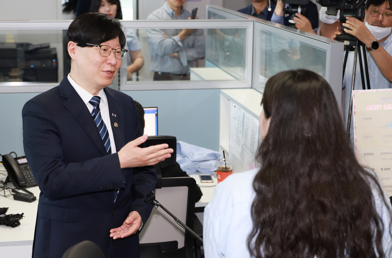 김소영 금융위원회 부위원장이 15일 오전 서울 중구 청년도약계좌 비대면 상담센터에 방문해 청년도약계좌 운영일정 및 상담체계 등 가입신청 과정을 시연한 후 상담직원과 대화하고 있다. [금융위원회 제공]