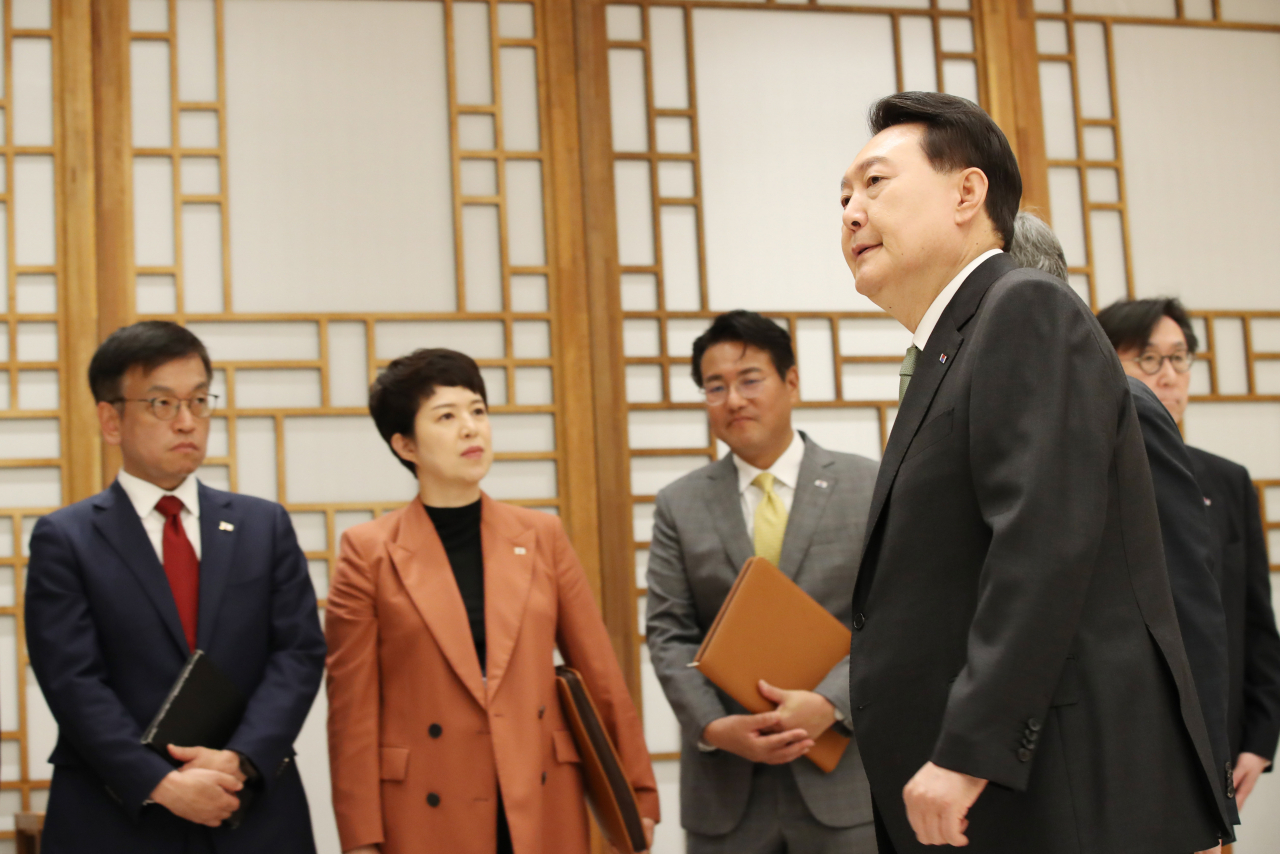 윤석열 대통령이 14일 서울 용산 대통령실 청사에서 재외공관장 신임장 수여식을 마친 뒤 이동하고 있다. [연합]