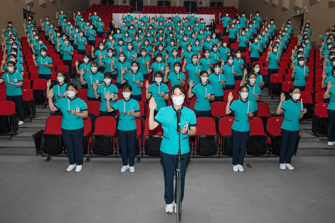 간호사 국가시험에 합격한 간호학과 학생들이 나이팅게일 선서를 하고있다.