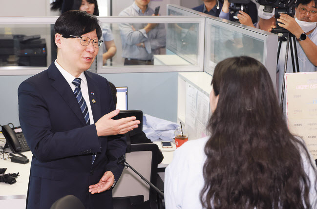 김소영 금융위원회 부위원장이 15일 오전 서울 중구 청년도약계좌 비대면 상담센터에 방문해 청년도약계좌 운영일정 및 상담체계 등 가입신청 과정을 시연한 후 상담직원과 대화하고 있다. [금융위원회 제공]