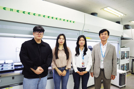 이번 연구를 수행한 김홍대(오른쪽 끝) 박사 연구팀 [한국생산기술연구원 제공]