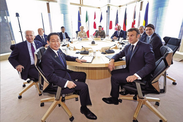 주요 7개국(G7) 정상회의가 개막한 5월 19일 일본 히로시마에 G7 정상들이 둘러앉아 있다. 이들은 중국과 러시아 등에 대항해 중요 광물과 물자의 공급망을 강화하는 한편 경제적 강압에 대항하는 새로운 플랫폼을 창설하기로 했다. 왼쪽부터 시계 방향으로 기시다 후미오 일본 총리, 조 바이든 미국 대통령, 올라프 숄츠 독일 총리, 리시 수낵 영국 총리, 우르줄라 폰데어라이엔 유럽연합(EU) 집행위원장, 볼로디미르 젤렌스키 우크라이나 대통령, 샤를 미셸 EU 정상회의(이사회) 상임의장, 조르자 멜로니 이탈리아 총리, 쥐스탱 트뤼도 캐나다 총리, 에마뉘엘 마크롱 프랑스 대통령, . [연합AP]