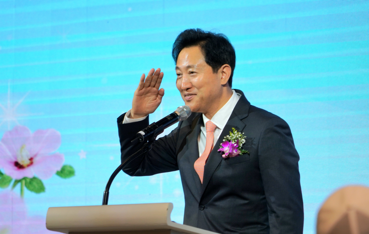 오세훈 서울시장이 12일 서울 마포구 케이터틀에서 열린 ‘6·25전쟁 제73주년 호국영웅 감사·위로연’에 참석해 참전용사들에게 거수경례하고 있다. [연합]