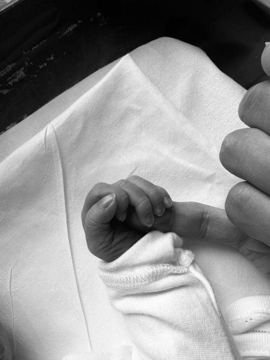 A photo of Song's son hold Song's finger (Song Joong-ki's online fan site)