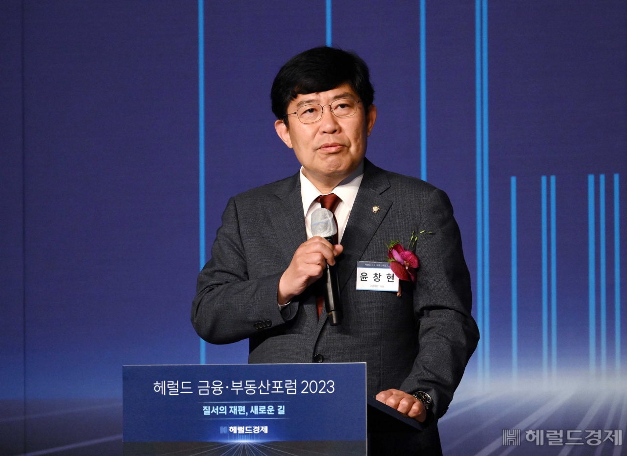 윤창현 국민의힘 의원이 15일 서울 중구 더 플라자호텔 그랜드볼룸에서 열린 헤럴드 금융·부동산포럼 2023에서 축사를 하고 있다. 이상섭 기자