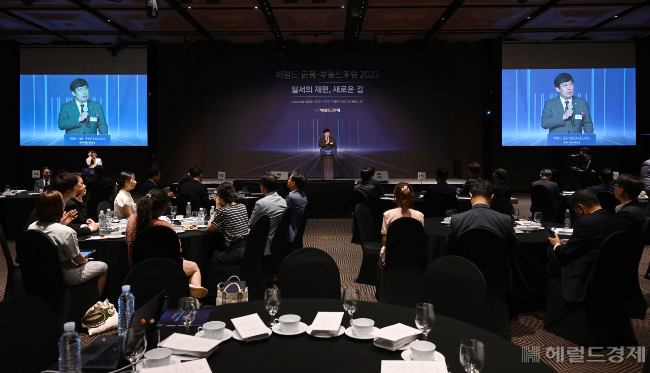 윤창현 국민의힘 의원이 15일 서울 중구 더 플라자호텔 그랜드볼룸에서 열린 헤럴드 금융·부동산포럼 2023에서 축사를 하고 있다. 이상섭 기자