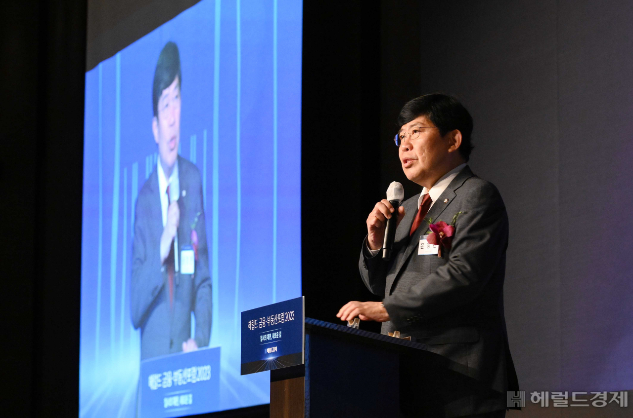 윤창현 국민의힘 의원이 15일 서울 중구 더 플라자호텔 그랜드볼룸에서 열린 헤럴드 금융·부동산포럼 2023에서 축사를 하고 있다. 이상섭 기자