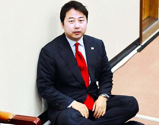 장예찬 국민의힘 최고위원이 15일 국민의힘 최고위원회의 발언 도중 &Prime;무릎보호대를 차고 왔다&Prime;며 자리에서 일어나 양반다리를 하고 바닥에 앉은 모습. [장예찬 최고위원 페이스북]
