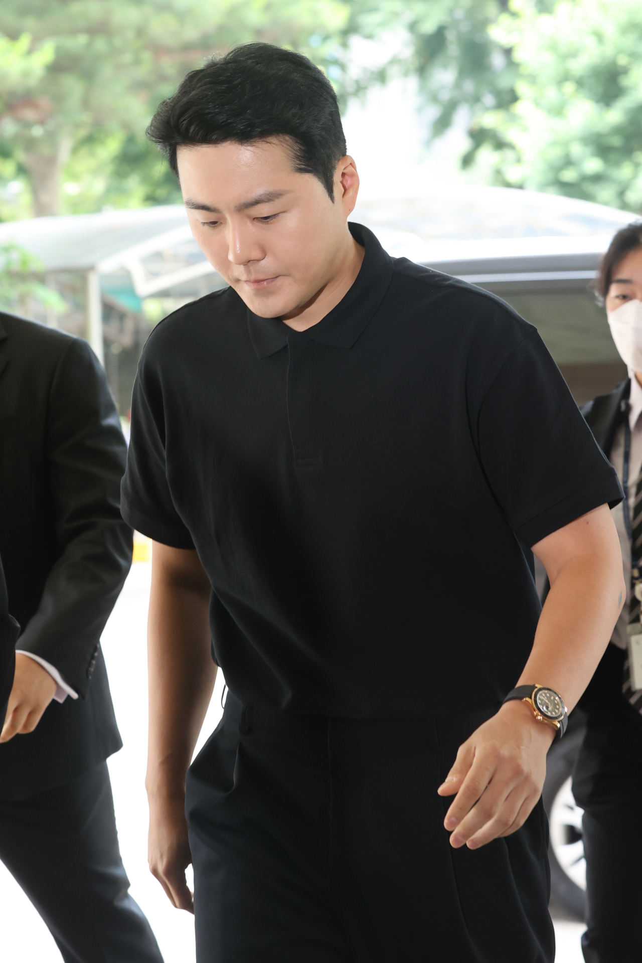 음주운전과 함께 '운전자 바꿔치기' 혐의로 재판에 넘겨진 가수 겸 배우 이루(본명 조성현)가 15일 오후 서울 마포구 서울서부지방법원에서 열리는 선고기일에 출석하기 위해 법정을 향하고 있다. [연합]