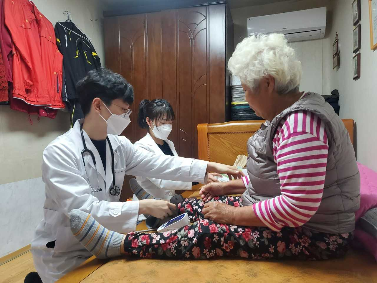 ‘우리마을 주치의’는 찾아가는 복지서비스 제공으로 주민들의 호평을 받고 있다.