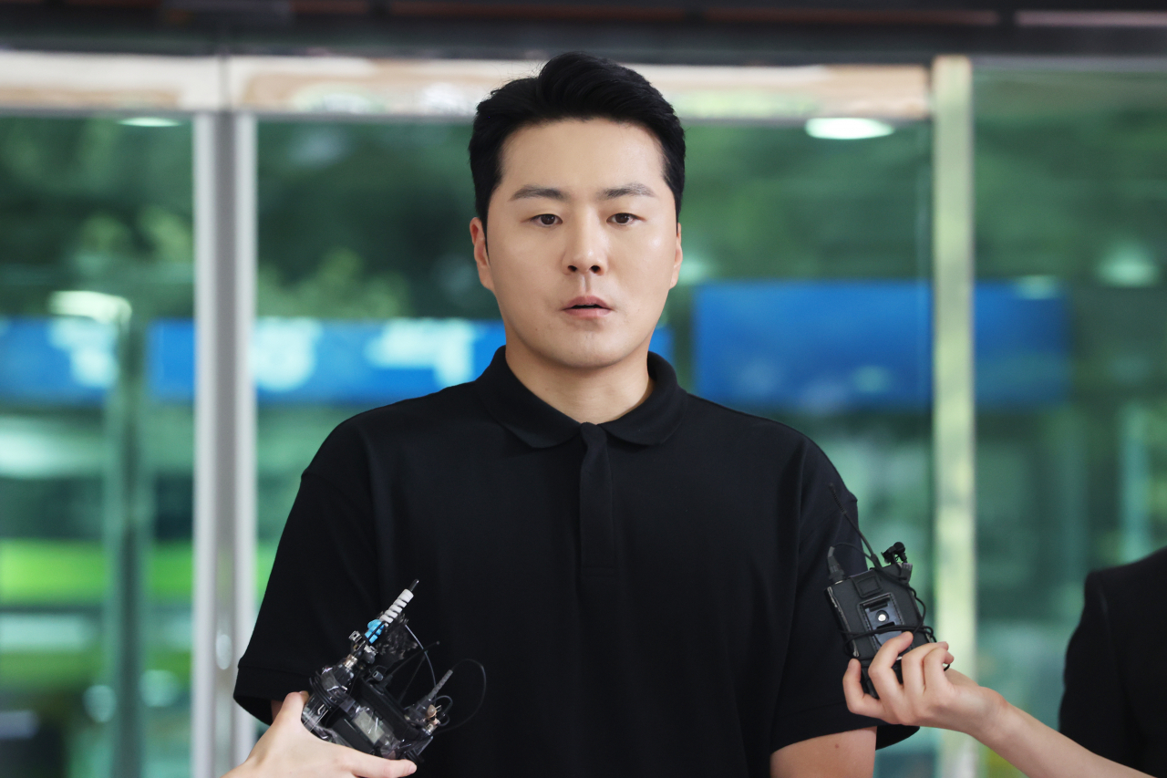 음주운전과 함께 '운전자 바꿔치기' 혐의로 재판에 넘겨진 가수 겸 배우 이루(본명 조성현)가 15일 오후 서울 마포구 서울서부지방법원에서 열린 1심 선고 공판을 마치고 취재진의 질문을 받고 있다. 이날 법원은 조 씨에게 징역 6월, 집행유예 1년, 벌금 10만원을 선고했다. [연합]