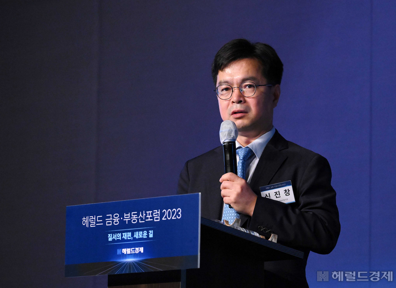 신진창 금융위원회 금융산업국장이 15일 서울 중구 더 플라자호텔 그랜드볼룸에서 열린 헤럴드 금융·부동산포럼 2023에서 ‘플랫폼, 금융의 판이 바뀐다’의 주제로 주제발표를 하고 있다. 이상섭 기자