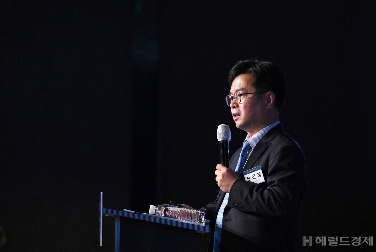 신진창 금융위원회 금융산업국장이 15일 서울 중구 더 플라자호텔 그랜드볼룸에서 열린 헤럴드 금융·부동산포럼 2023에서 ‘플랫폼, 금융의 판이 바뀐다’의 주제로 주제발표를 하고 있다. 이상섭 기자