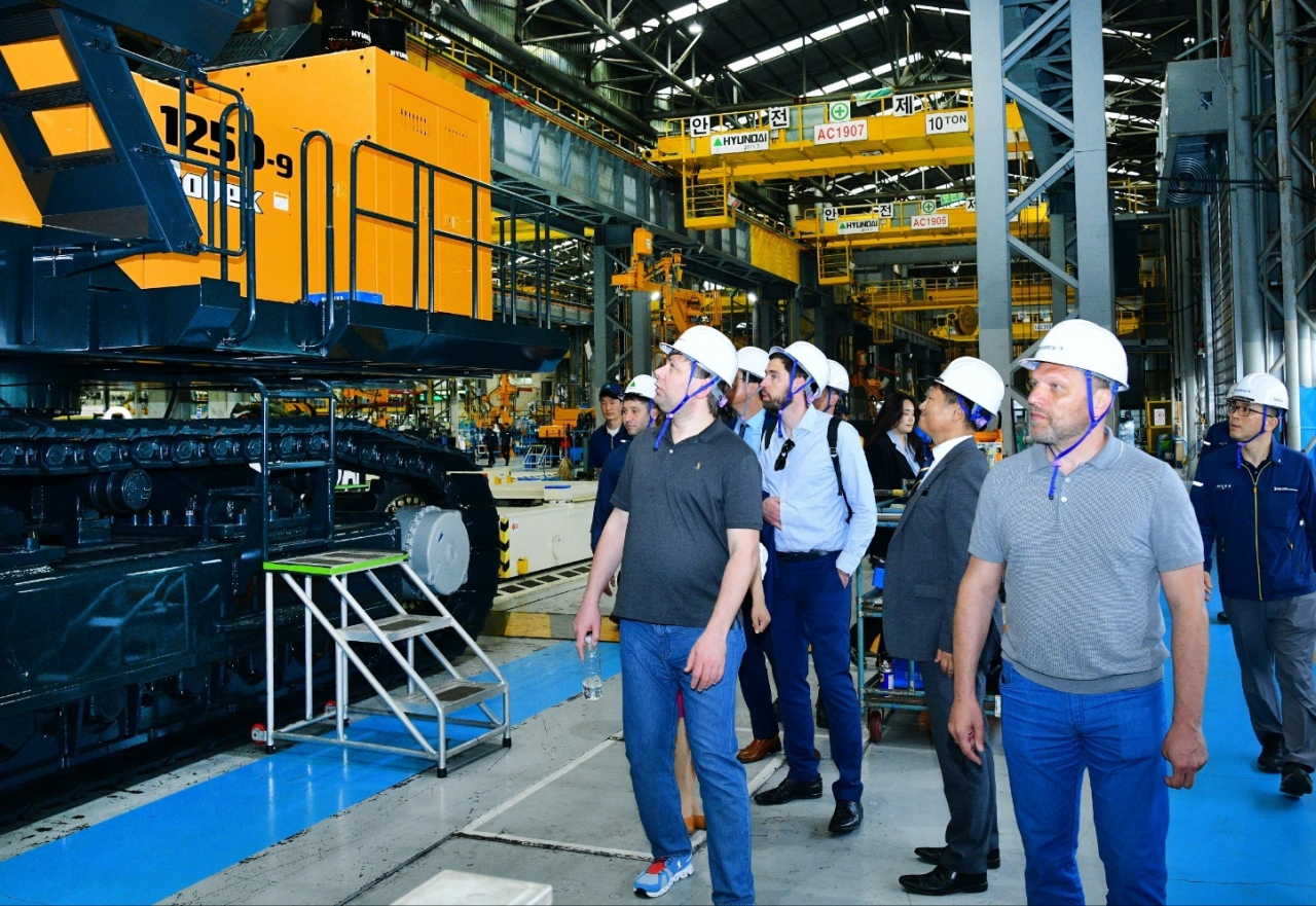 (HD Hyundai Construction Equipment)
