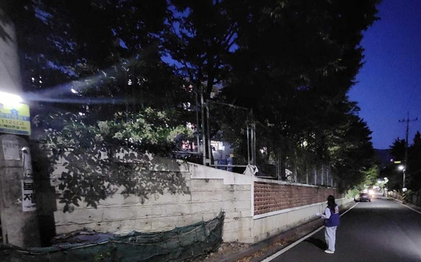 순천경찰서 직원들이 순천대학교 인근 '여성 안심 귀갓길'을 야간 점검하고 있다. [순천서 제공]