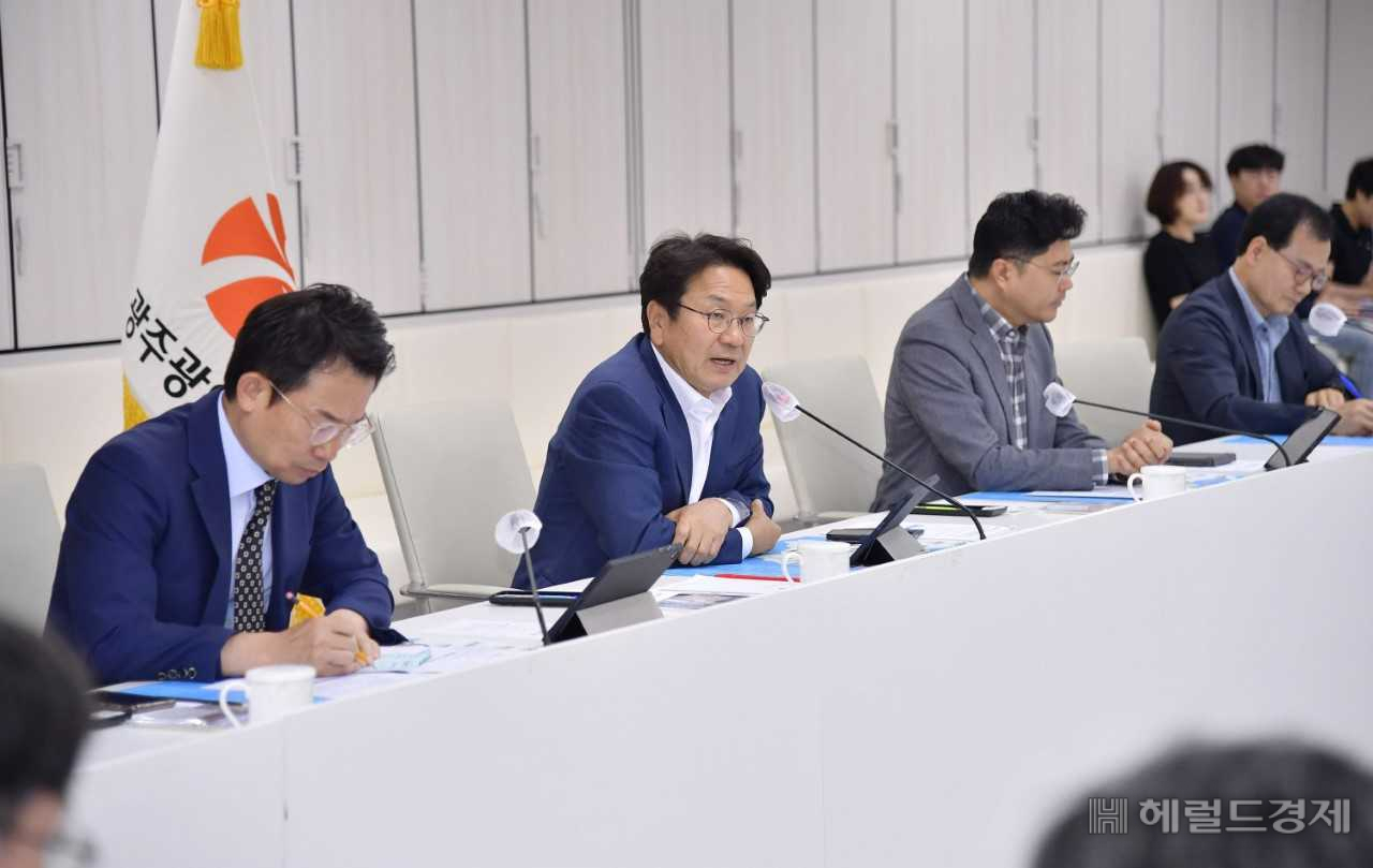 강기정 광주광역시장이 15일 오전 시청 중회의실에서 간부회의를 주재한 후 재정전략회의를 하고 있다