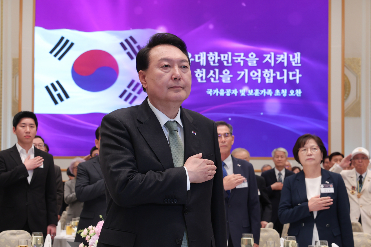 윤석열 대통령이 14일 청와대 영빈관에서 열린 국가유공자 및 보훈가족 초청 오찬에서 국기에 경례하고 있다. [연합]
