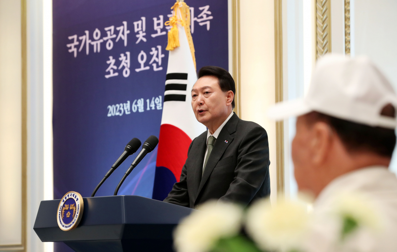 윤석열 대통령이 14일 청와대 영빈관에서 열린 국가유공자 및 보훈가족 초청 오찬에서 오찬사를 하고 있다. [연합]