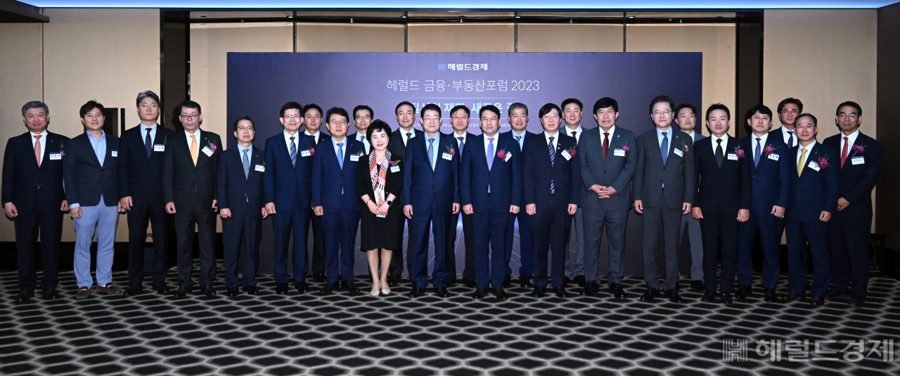 헤럴드 금융·부동산포럼 2023이 15일 서울 중구 더 플라자호텔 그랜드볼룸에서 열린 가운데 내빈들이 기념촬영을 하고 있다. 허창언(왼쪽부터) 보험개발원장, 신원근 카카오페이 대표이사, 김광옥 카카오뱅크 부대표, 김성태 IBK 기업은행장, 정지원 손해보험협회장, 빈대인 BNK금융지주 회장, 이석용 NH농협은행장, 김광수 은행연합회장, 안종혁 수출입은행 부행장, 강신숙 Sh수협은행장, 문동권 신한카드 사장, 정희수 생명보험협회장, 이승열 하나은행장, 전창협 헤럴드 대표, 정완규 여신금융협회장, 김소영 금융위원회 부위원장, 오화경 저축은행중앙회장, 윤창현 국민의힘 의원, 강석훈 산업은행 회장, 홍민택 토스뱅크 대표, 박상진 네이버파이낸셜 대표, 유광열 SGI서울보증 대표이사, 신창훈 헤럴드경제 편집국장, 양종희 KB금융지주 부회장, 최희남 SC제일은행 의장. 임세준 기자