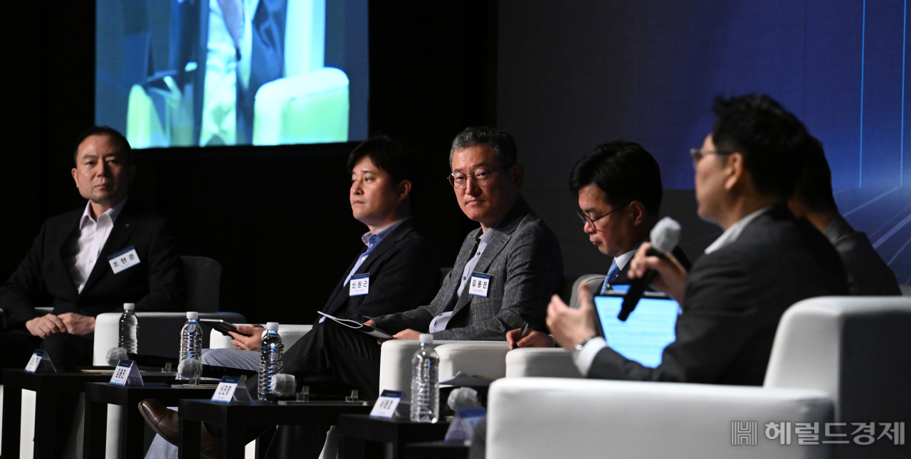 헤럴드 금융·부동산포럼 2023이 15일 서울 중구 더 플라자호텔 그랜드볼룸에서 열린 가운데 토론 세션이 진행되고 있다. 조현준(왼쪽부터) 핀크 대표, 신원근 카카오페이 대표, 김용진 서강대 경영학 교수, 신진창 금융위 금융산업국장, 서래호 네이버파이낸셜 금융총괄, 임수한 신한은행 디지털전략 부행장. 임세준 기자